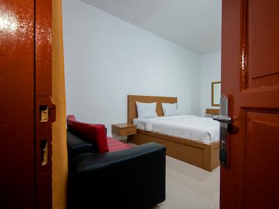 Oyo 2208 Thyesza Hotel