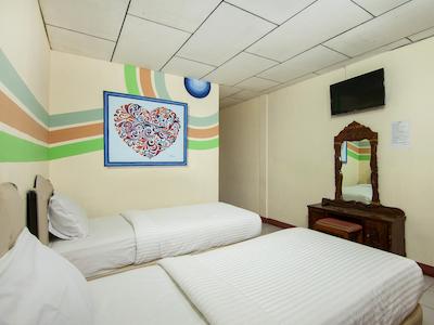 Oyo 2208 Thyesza Hotel