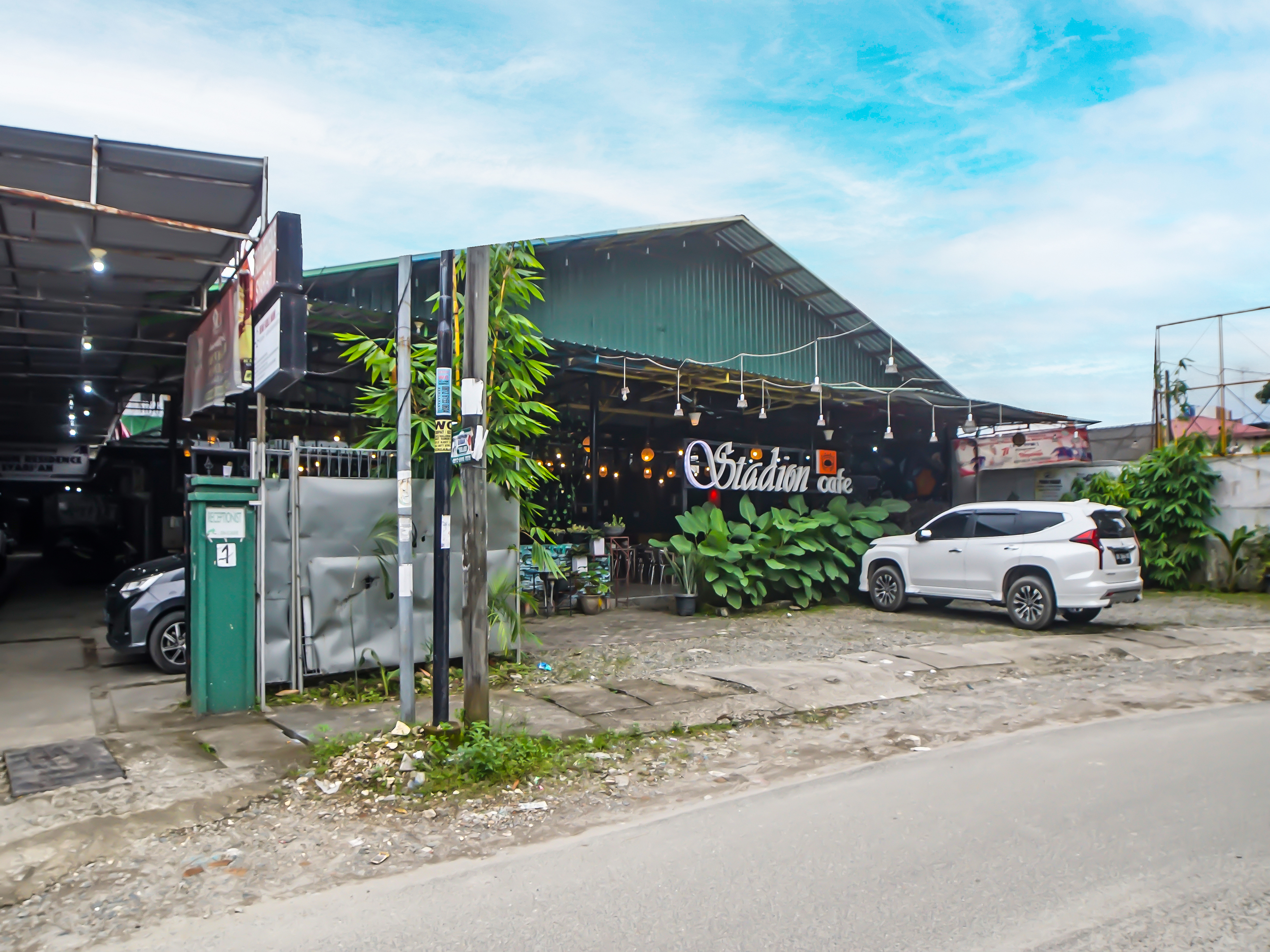 OYO 990 Stadion Residence