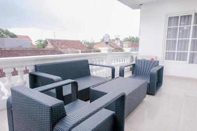 OYO 696 Hasanah Guest House Syariah De Saphire