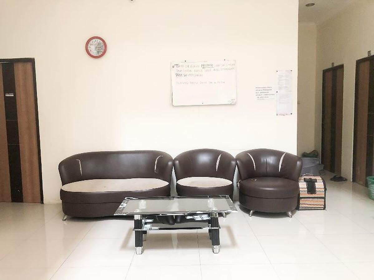 Oyo Life 2698 Kost Blessing