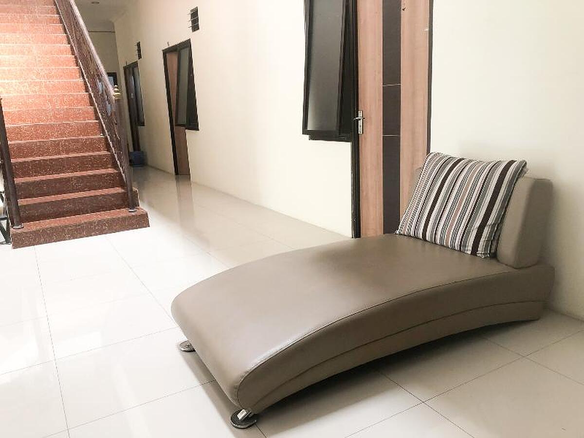 Oyo Life 2698 Kost Blessing