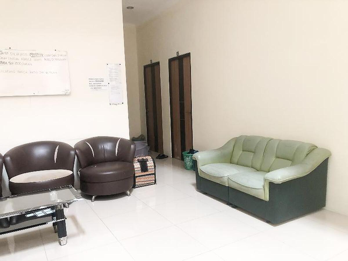 Oyo Life 2698 Kost Blessing