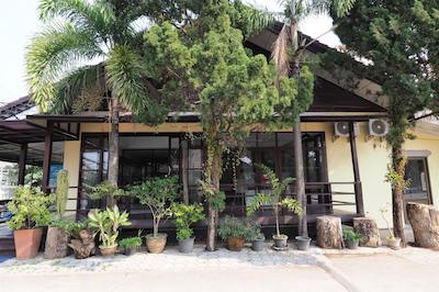 OYO 592 Goldenville Villa