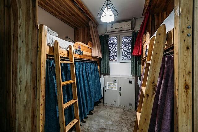 LAZYBONES POSHPACKER TEMPLESIDE HOSTEL