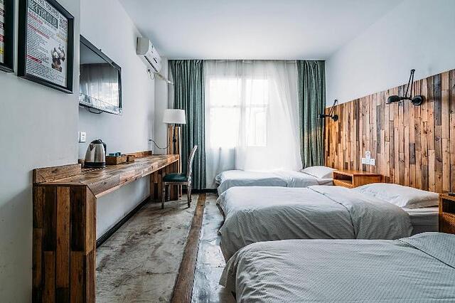 LAZYBONES POSHPACKER TEMPLESIDE HOSTEL