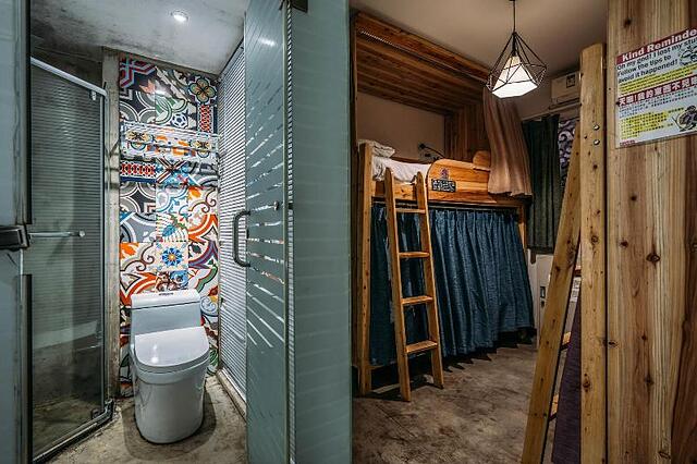 LAZYBONES POSHPACKER TEMPLESIDE HOSTEL