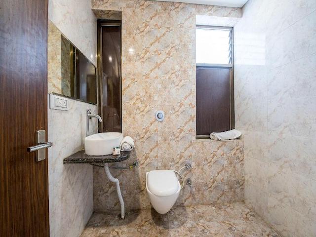 Oyo 14432 Jeelan Palace