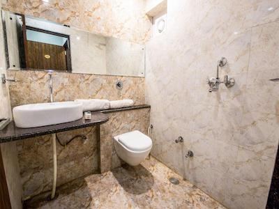 Oyo 14432 Jeelan Palace