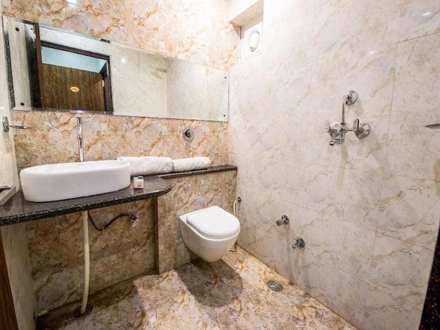 Oyo 14432 Jeelan Palace