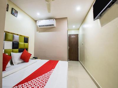 Oyo 14432 Jeelan Palace