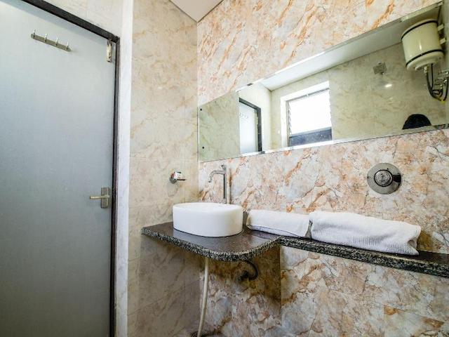 Oyo 14432 Jeelan Palace