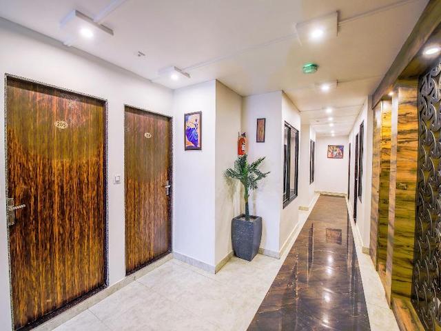 Oyo 14432 Jeelan Palace