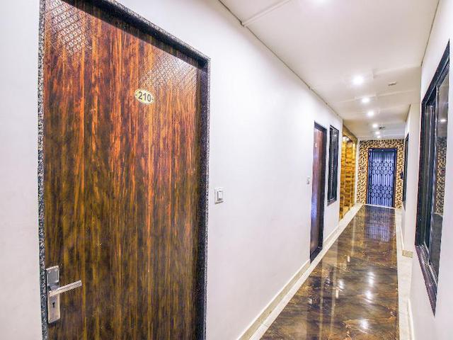 Oyo 14432 Jeelan Palace