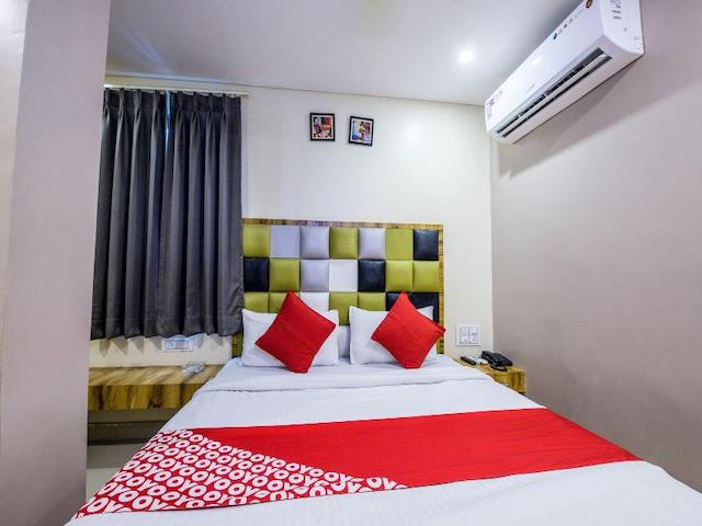 Oyo 14432 Jeelan Palace