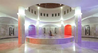 رادیسون بلو ریزورت اند اسپا چشمه