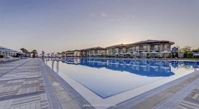 رادیسون بلو ریزورت اند اسپا چشمه