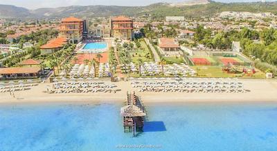 رادیسون بلو ریزورت اند اسپا چشمه