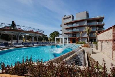 دابل تری بای هیلتون کوش آداسی