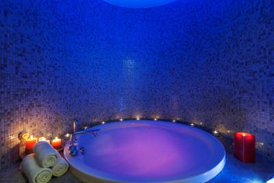 دابل تری بای هیلتون کوش آداسی