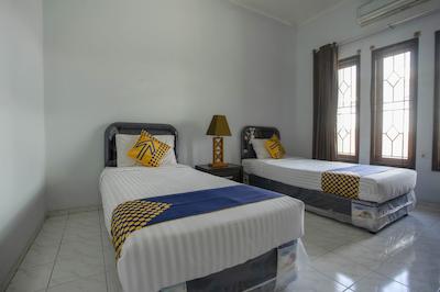 Spot On 1792 Roemah Nenekoe Guest House