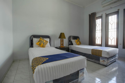 Spot On 1792 Roemah Nenekoe Guest House