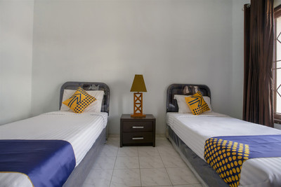 Spot On 1792 Roemah Nenekoe Guest House