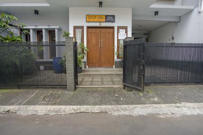 Spot On 1792 Roemah Nenekoe Guest House