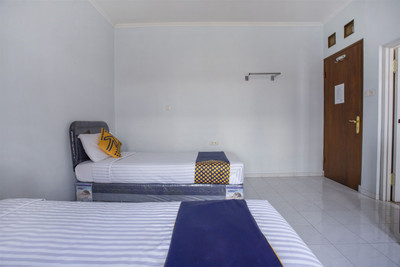 Spot On 1792 Roemah Nenekoe Guest House