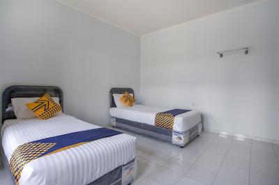 Spot On 1792 Roemah Nenekoe Guest House