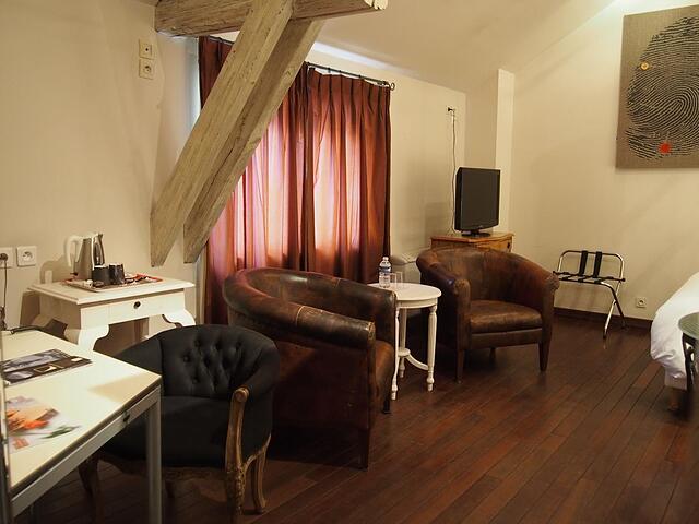 LOGIS HOTEL LES PAGES REST. LE PETIT COMPTOIR
