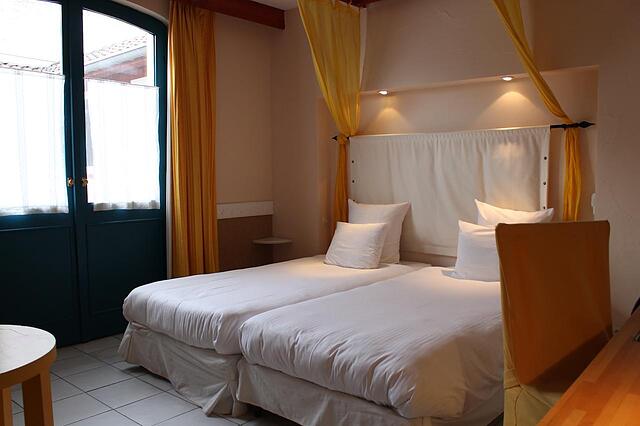 LOGIS HOTEL LES PAGES REST. LE PETIT COMPTOIR