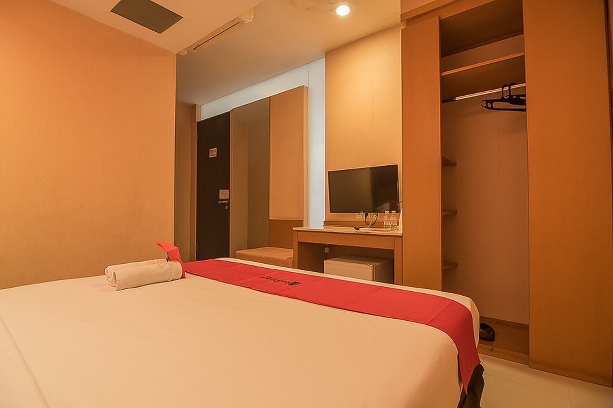 RedDoorz Plus @ Cipaganti Street 3