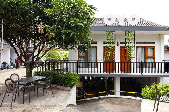 OYO 569 Cigadung Guest House