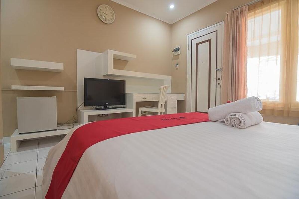 RedDoorz near Setrasari Mall 2
