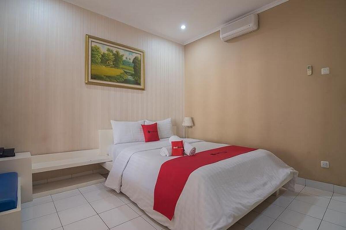 RedDoorz near Setrasari Mall 2