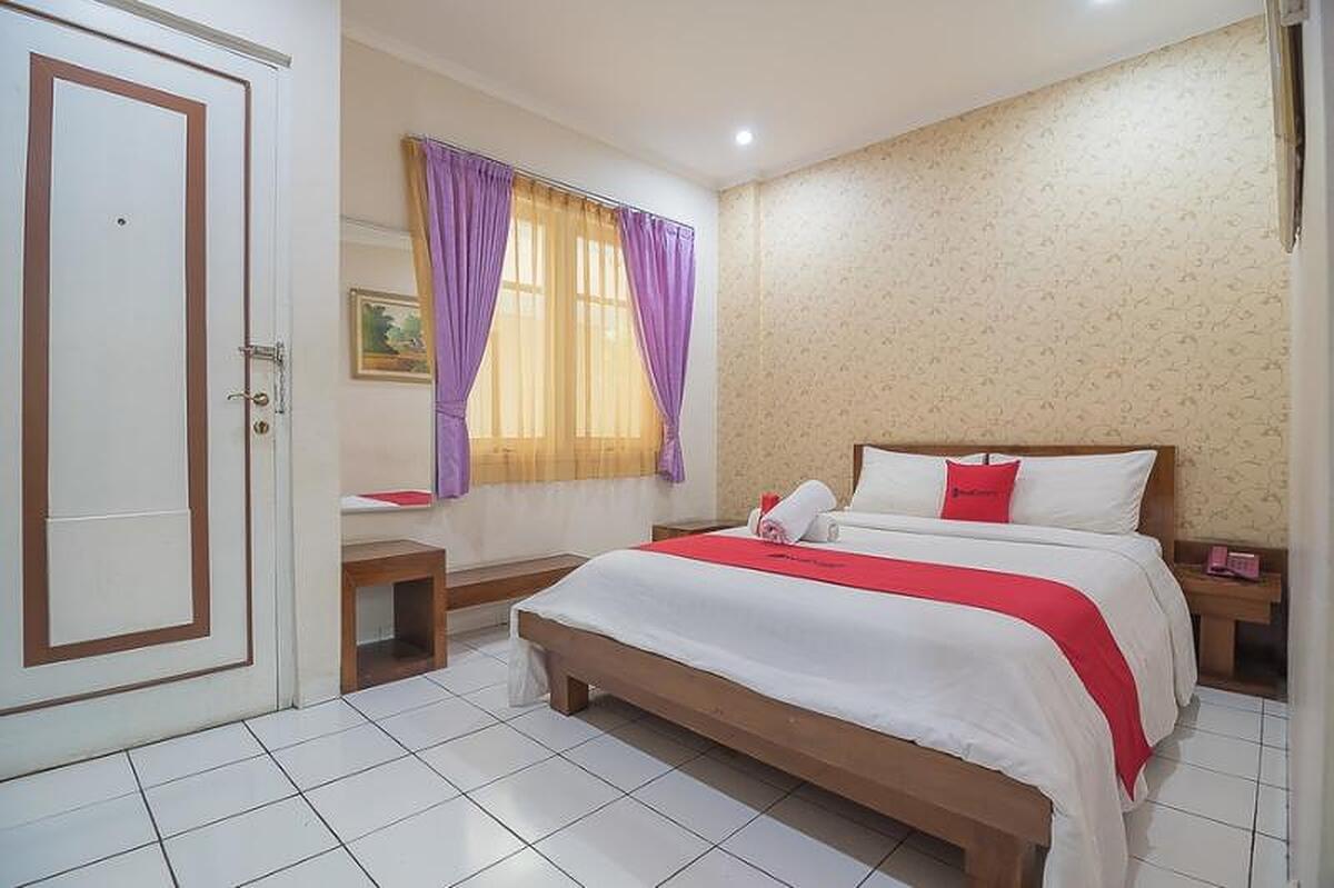 RedDoorz near Setrasari Mall 2