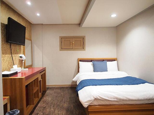 HOSTEL J STAY