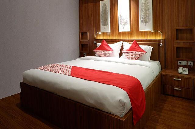 RedDoorz Premium near Centre Point Mall Medan