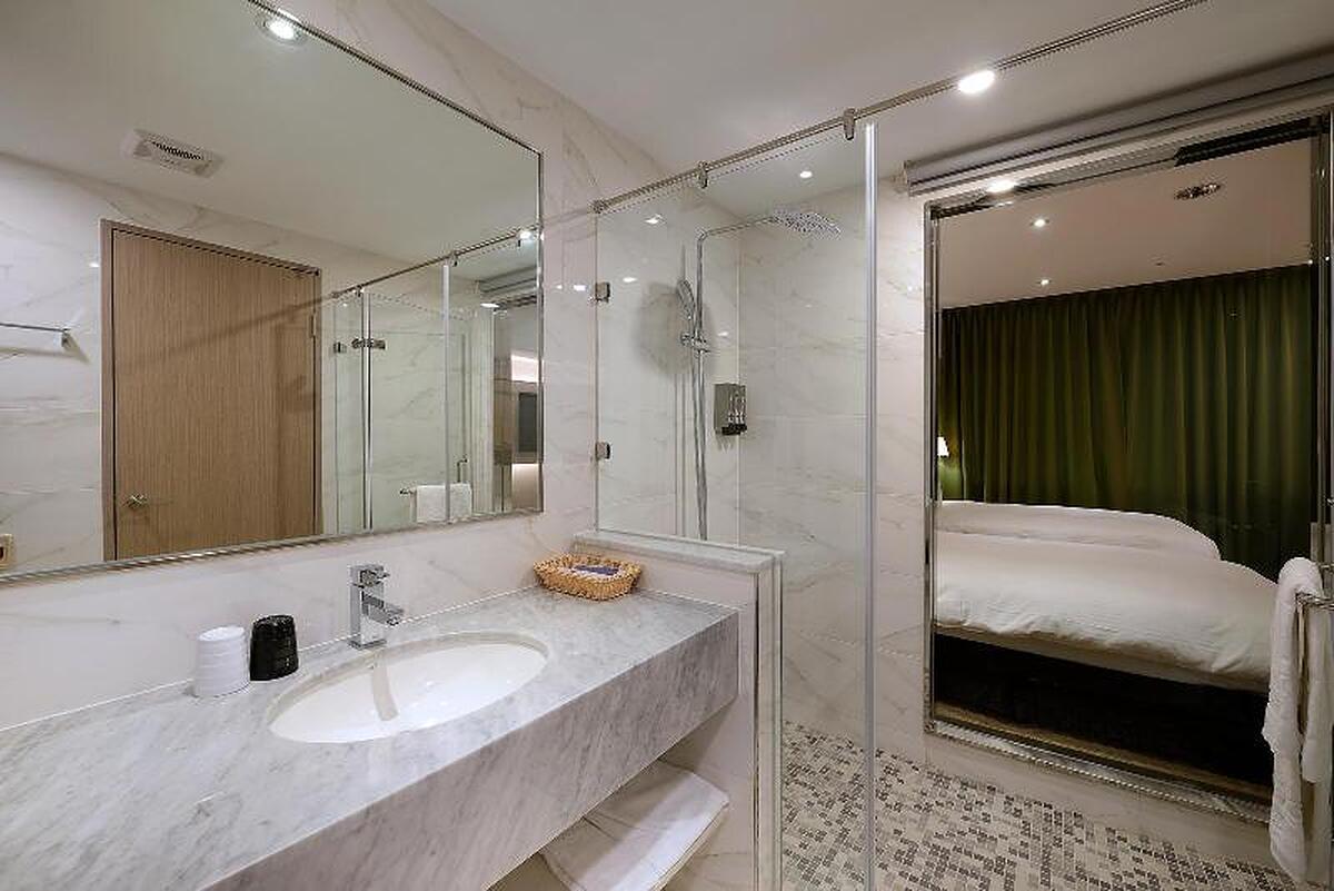 AERIS INTERNATIONAL HOTEL