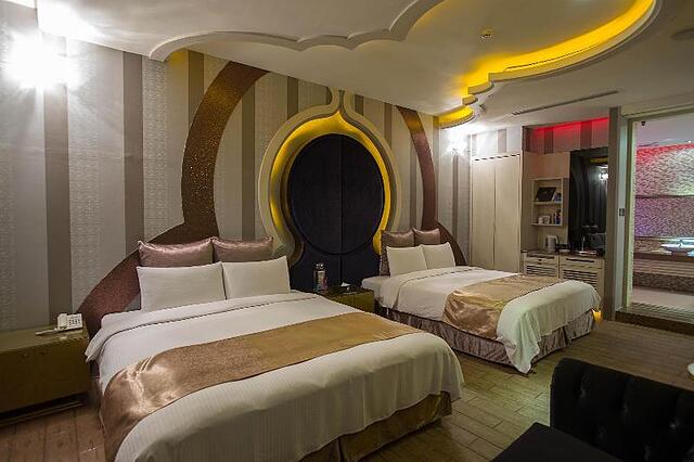 ONE PLUS ONE HOTEL