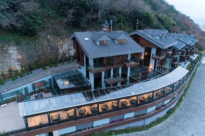 پییرلس ویلاز