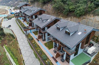 پییرلس ویلاز