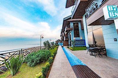 پییرلس ویلاز