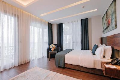 پییرلس ویلاز