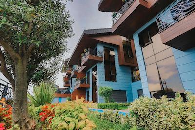 پییرلس ویلاز