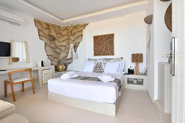 MYTHIC EXCLUSIVE RETREAT