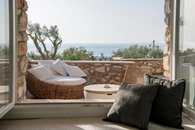 MYTHIC EXCLUSIVE RETREAT