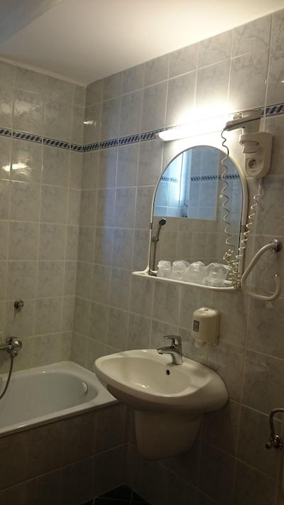 رادولف هتل هاجدا اسزوبوزسیلا