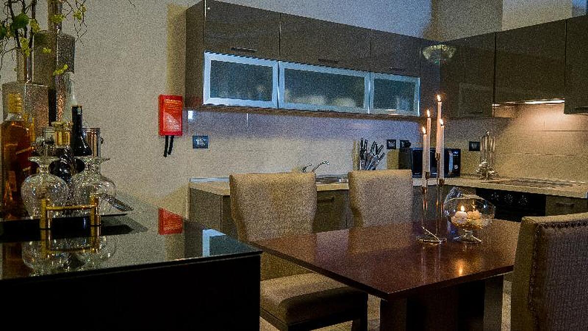 OAK PLAZA SUITES